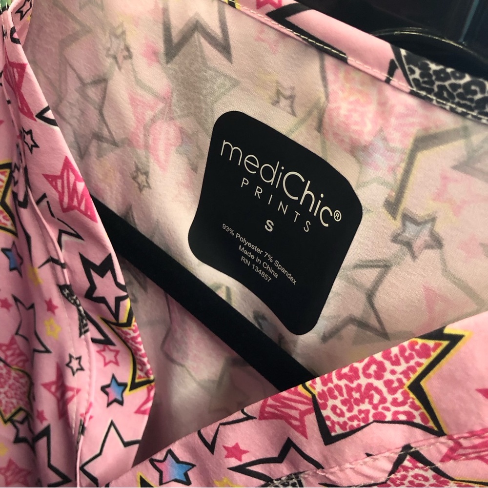 NWT mediChic Pink Star Print Short Sleeve scrub top - Picture 9 of 10